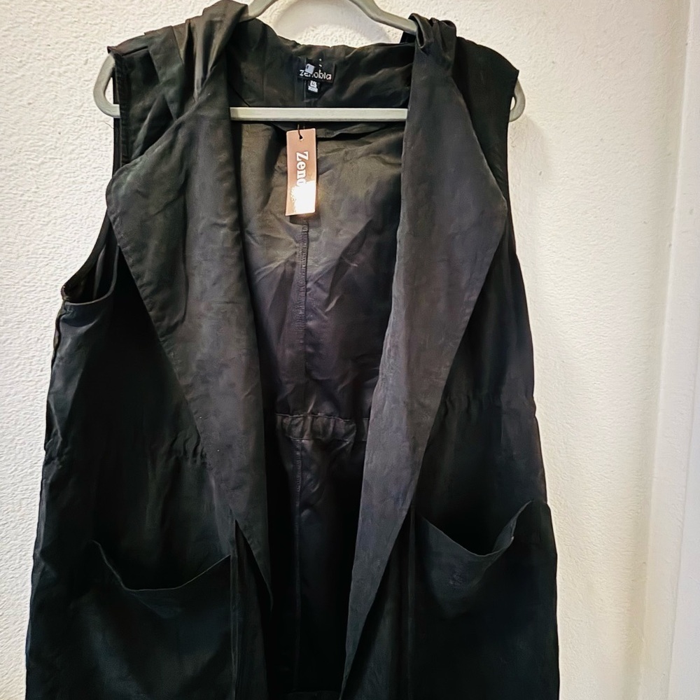 Zenobia Black Vest - Picture 3 of 5